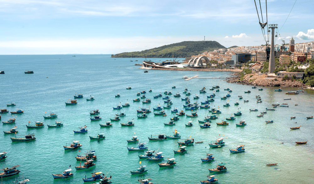 To ensure a comfortable journey and enjoy the stunning views of Phu Quoc from above, take the cable car to Sun World Hon Thom (Source: Internet)